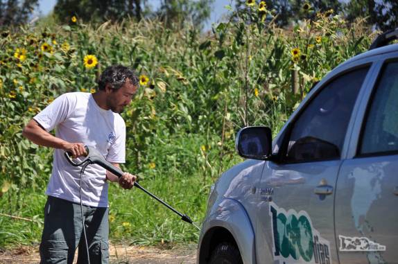 Aproveitando a tranquilidade e a água na casa do Pablo e da Andrea para dar um bom banho na Fiona, em Rengo, ao sul de Santiago, no Chile